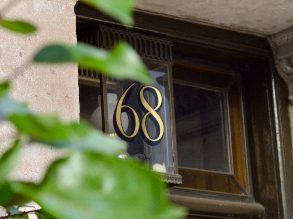 This Soho Townhouse has a fruiting Apple Tree visible for all to see | My Soho&nbsp;Times